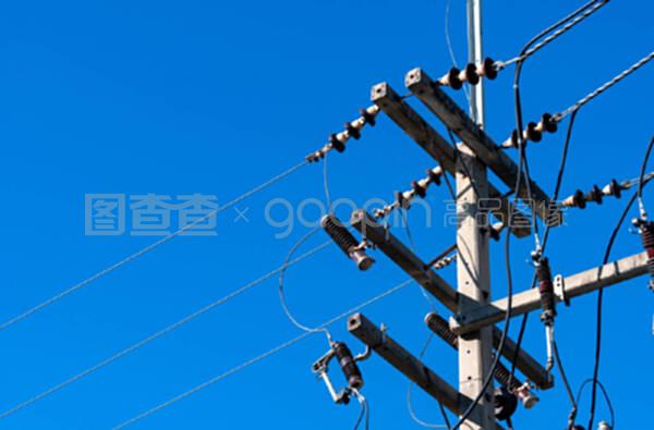 蓝色天空的高压电杆和输电线.电塔.电力和输电线路